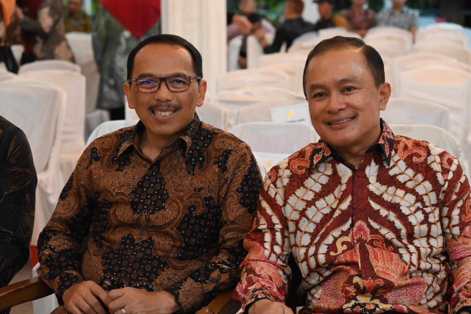Sama-sama Pakai Batik, Pj Bupati Kuningan dan Sekda Dian Tampil Mesra di Acara Sertijab