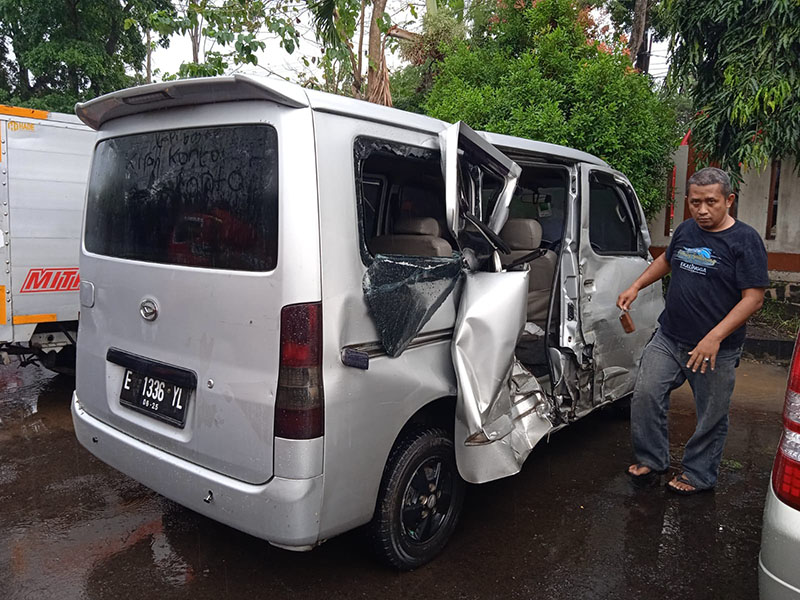 Jalan Licin, Dam Truk Senggol Gran Max di Sindangagung