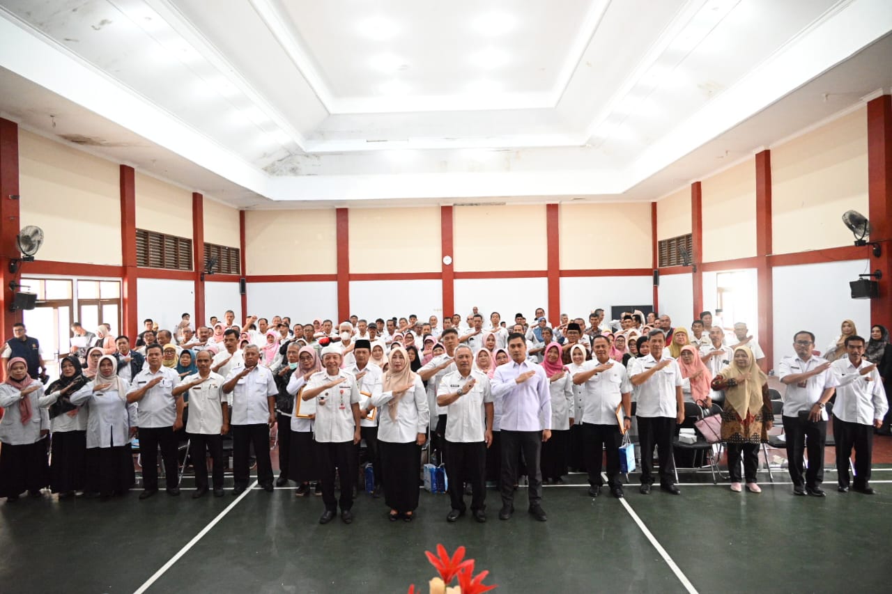 Diserahkan Wakil Bupati, 119 PNS Pemkab Kuningan Terima SK Pensiun