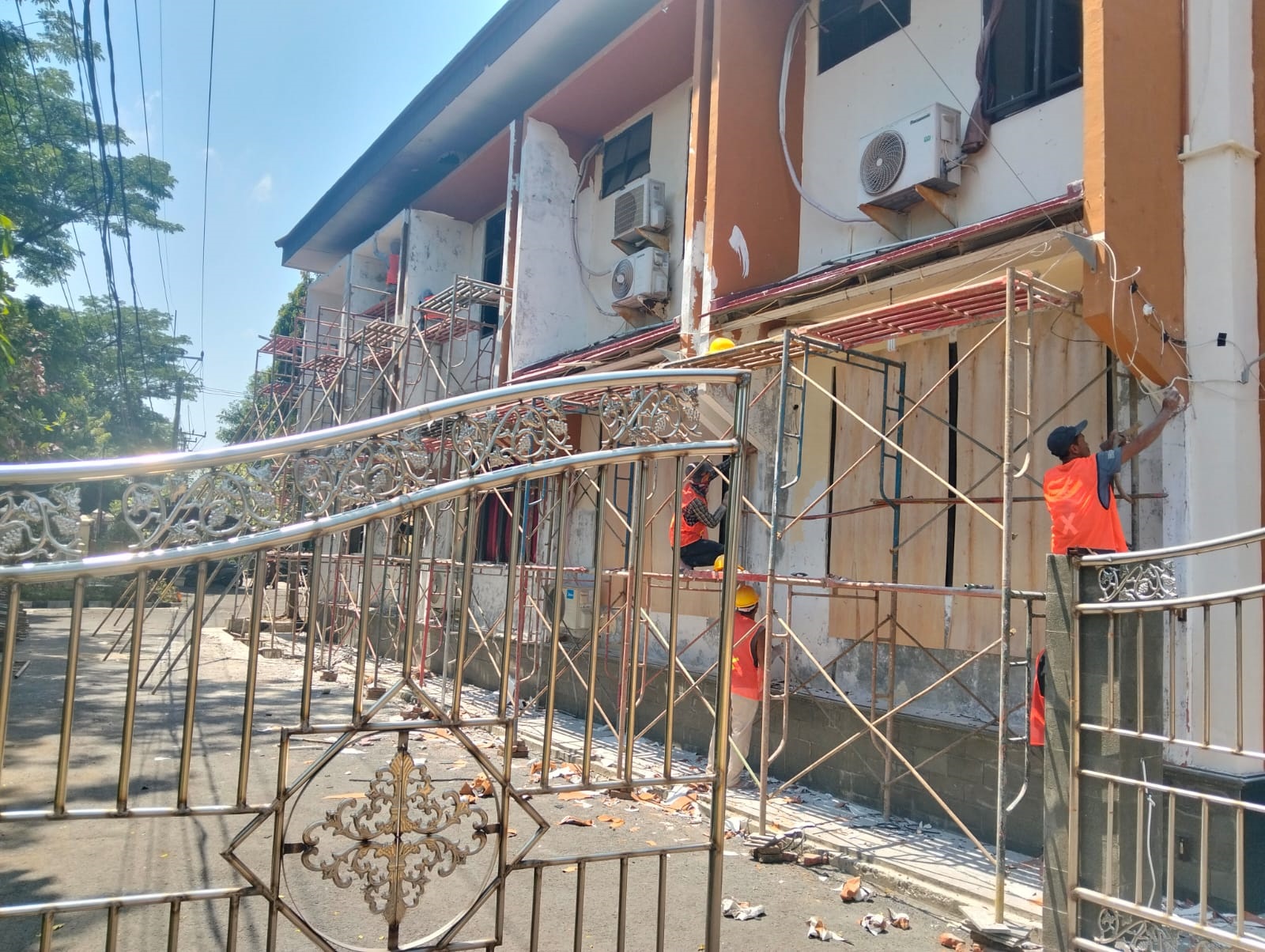 Gedung DPRD Kabupaten Cirebon yang Rusak Saat Demo Mulai Diperbaiki