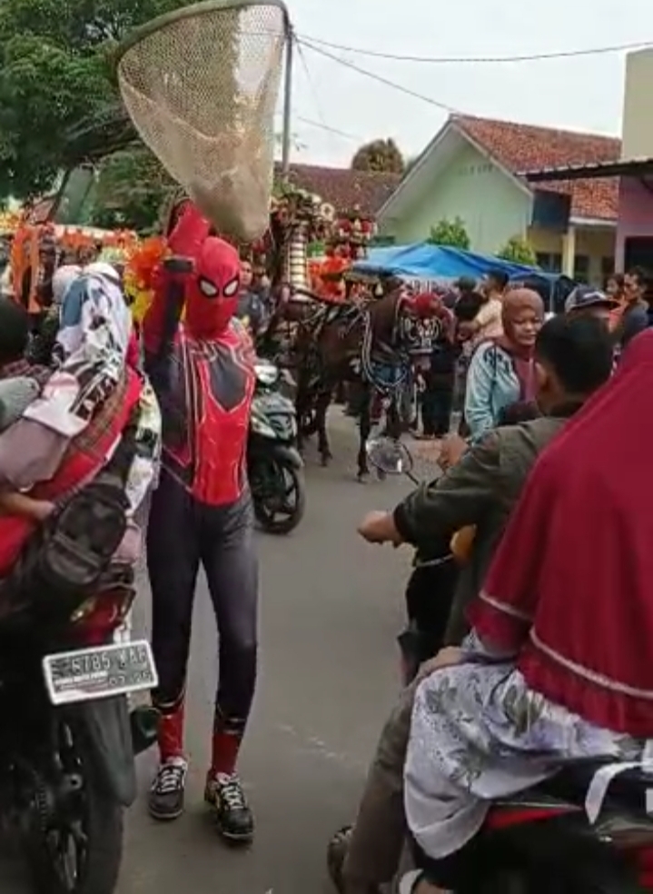 SPIDERMAN Maleber Kuningan Turun Gunung, Meriahkan Hajat Desa Sunatan Masal