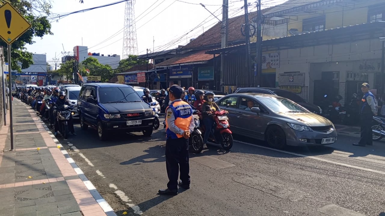 Hormati Pengibaran Bendera, Pengendara Kompak Berhenti