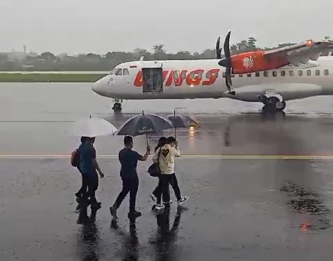 Gibran Membuktikan Bandara Cakrabhuwana Cirebon Bisa Didarati Pesawat ATR-72