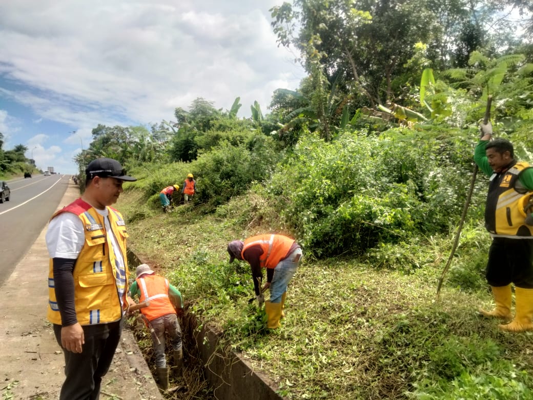 Rumput dan Sampah Dibersihkan Dirjen Bina Marga, Jalan Lingkar Timur Mulai Kinclong