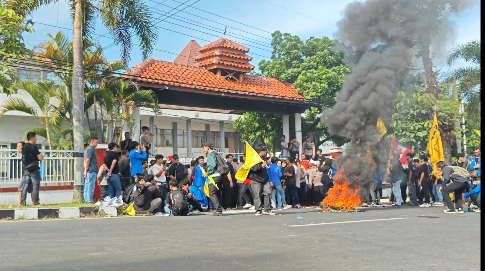 Mahasiswa Ontrog Gedung DPRD Kuningan, Tuntut Anggota Dewan 
