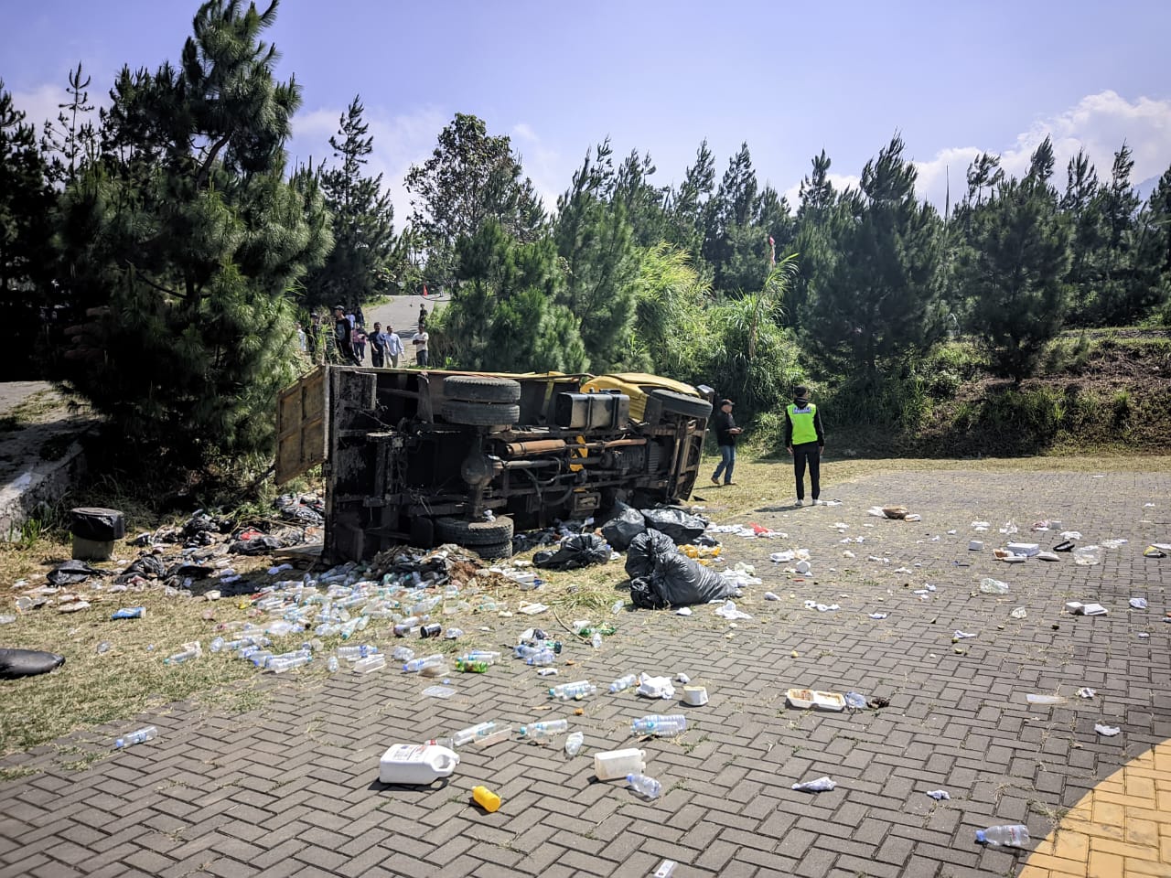 Truk Sampah Mogok Lalu Terguling di Tanjakan Cisantana Kuningan, Istri dan Anak Sopir Meninggal