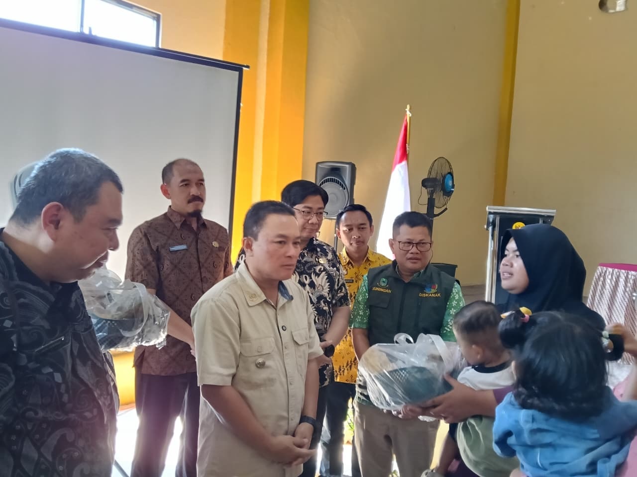 Tekan Stunting, Bupati Dian dan Kepala Diskanak Kuningan Kompak Bagikan Ikan, Telur dan Susu