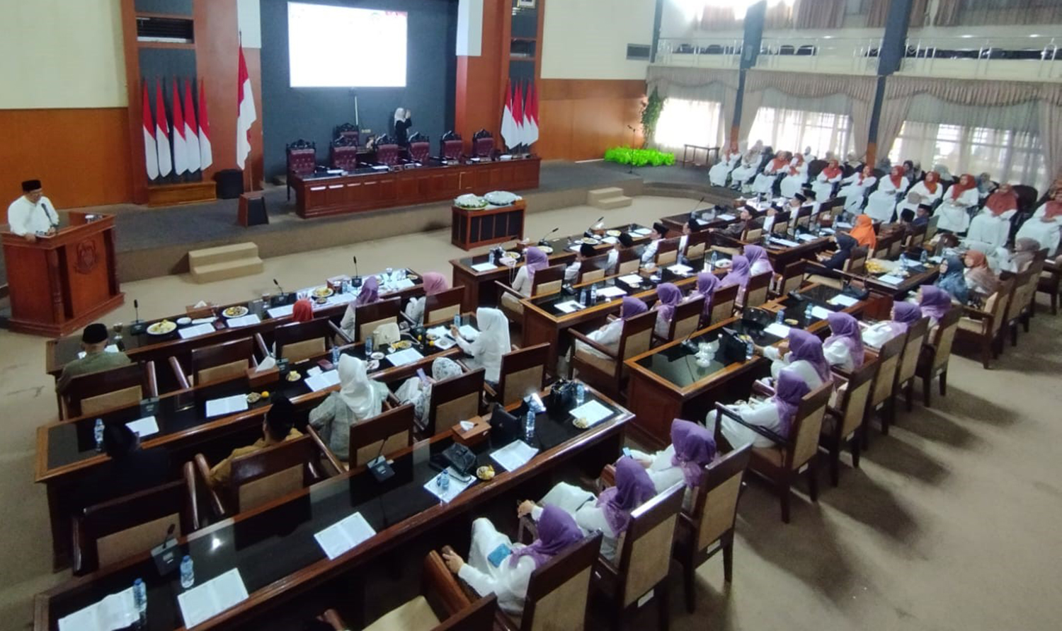 Ikatan Istri Anggota Dewan Kuningan Bagi-bagi Sembako