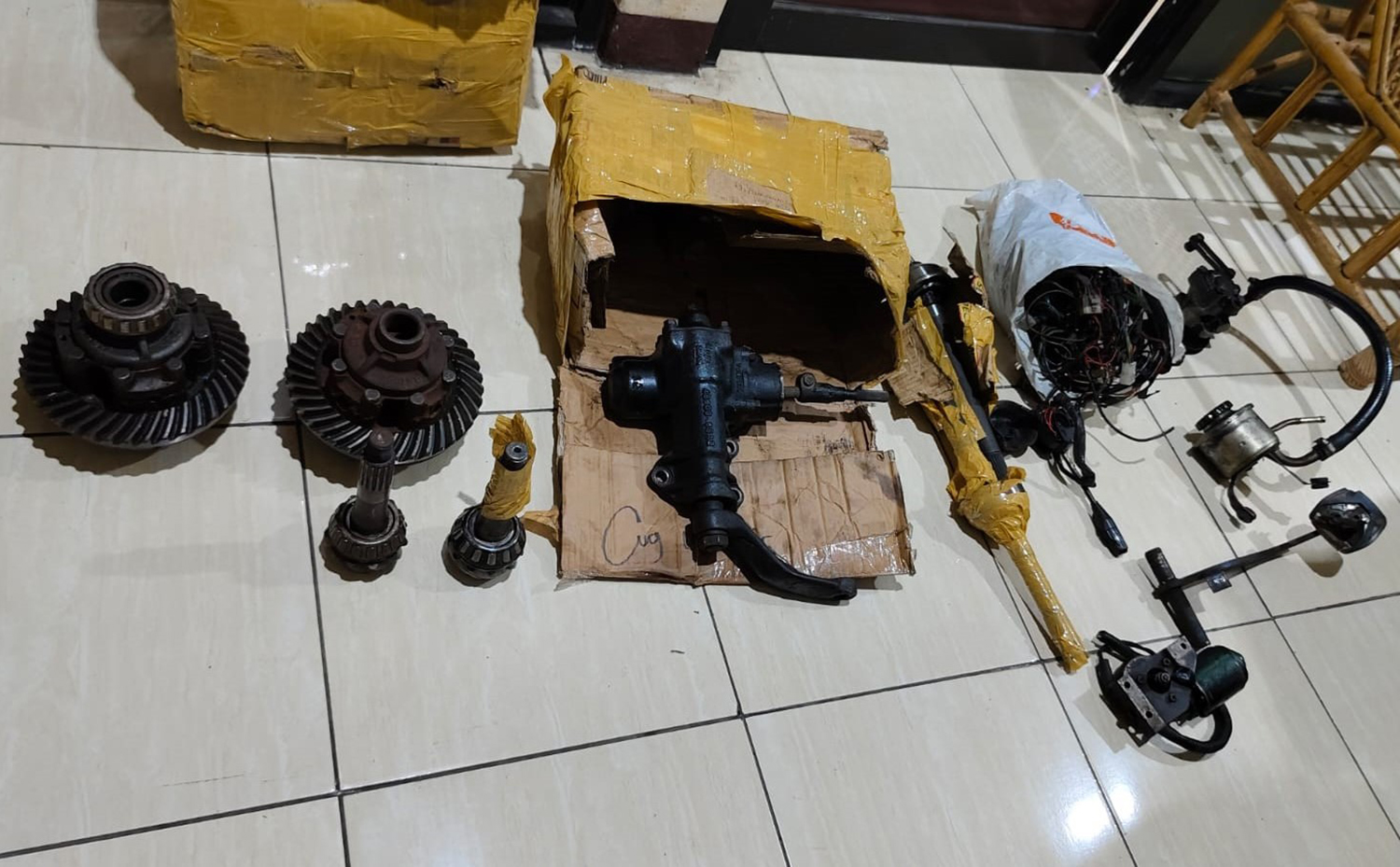 Pencuri Preteli Mesin Mobil Hingga Kosong, Diangkut Pakai Taksi Online