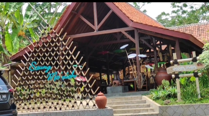 Saung Ma'nioh, Tempat Kuliner Baru di Kuningan, Sop Ayam Kampungnya Bikin Pengunjung Ketagihan