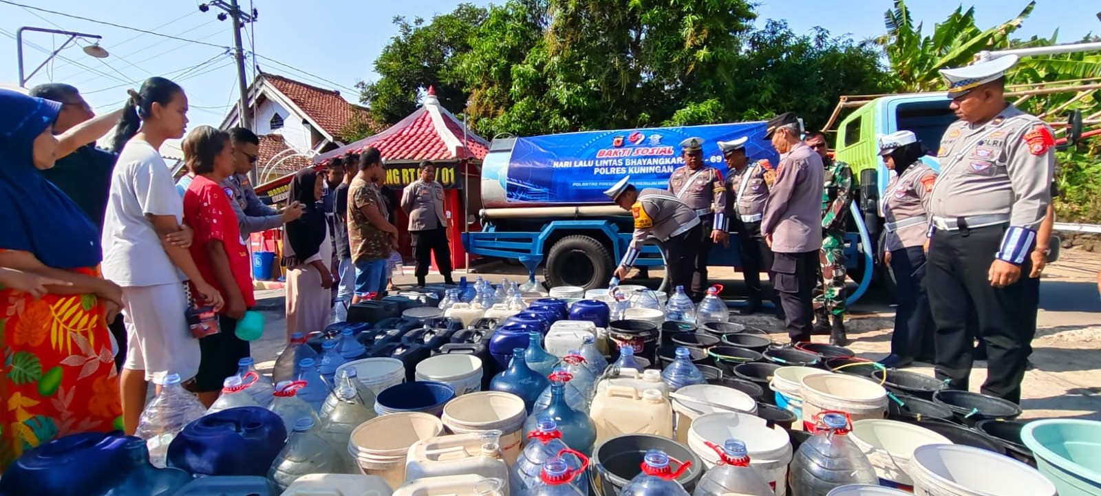  Pakembangan Terdampak Kekeringan, Satlantas Polres Kuningan Kirim Bantuan Air Bersih