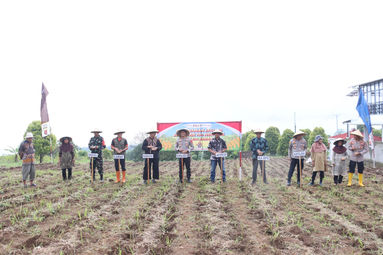 Dari Gunungkeling, Polres Kuningan Tanam Jagung Serentak