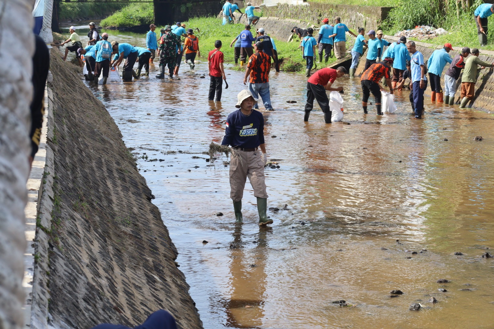 Cegah Banjir dan Pencemaran Air, Aliran Sungai Surakatiga Dibersihkan