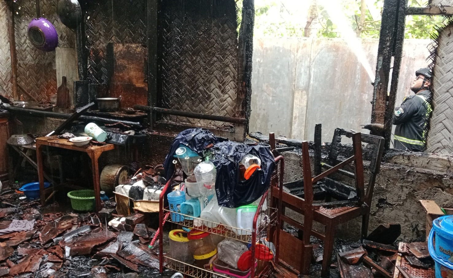 Rumah Bilik Bambu Dihuni 5 Jiwa Hangus Terbakar di Desa Kadugede