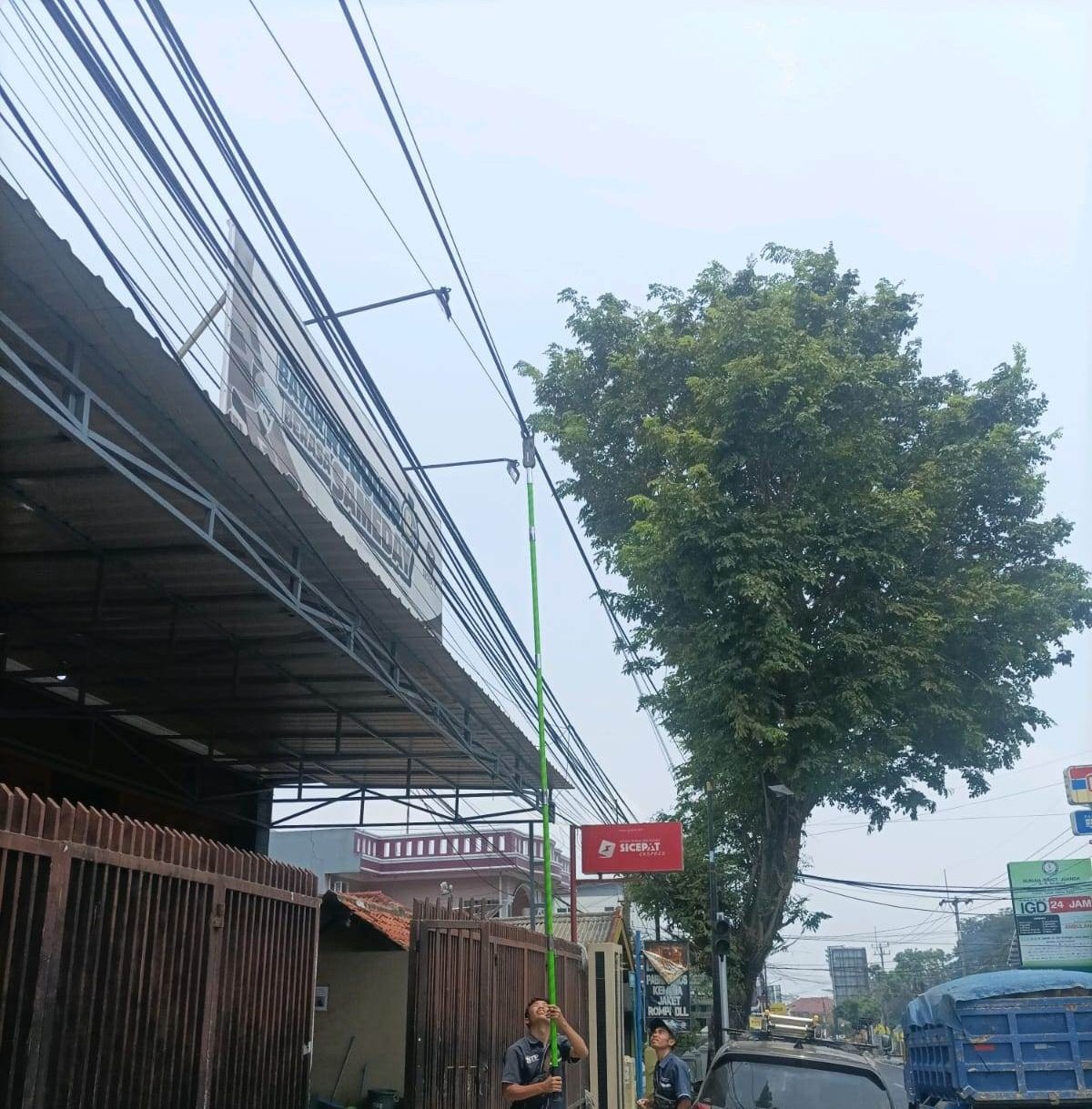 Dinas PUPR Kabupaten Kuningan Lakukan Penertiban Kabel Telekomunikasi yang Semerawut 