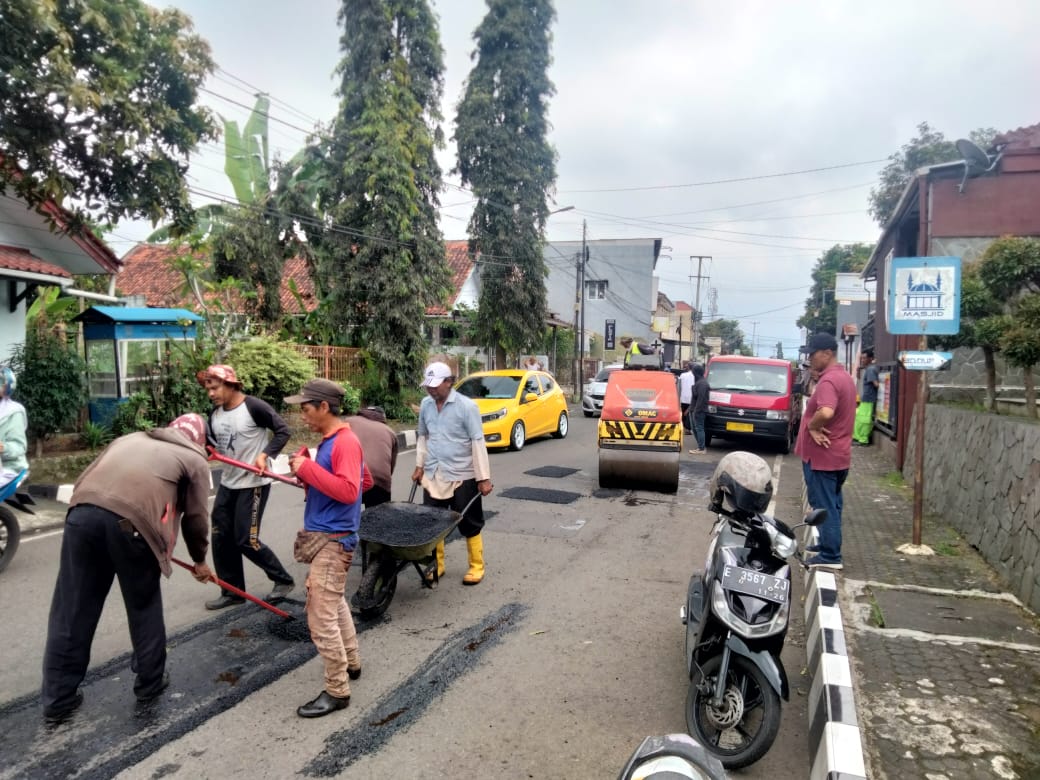 Mau Lebaran, Dinas PUTR Kuningan Perbaiki 50 Ruas Jalan Kabupaten, Cek Lokasinya