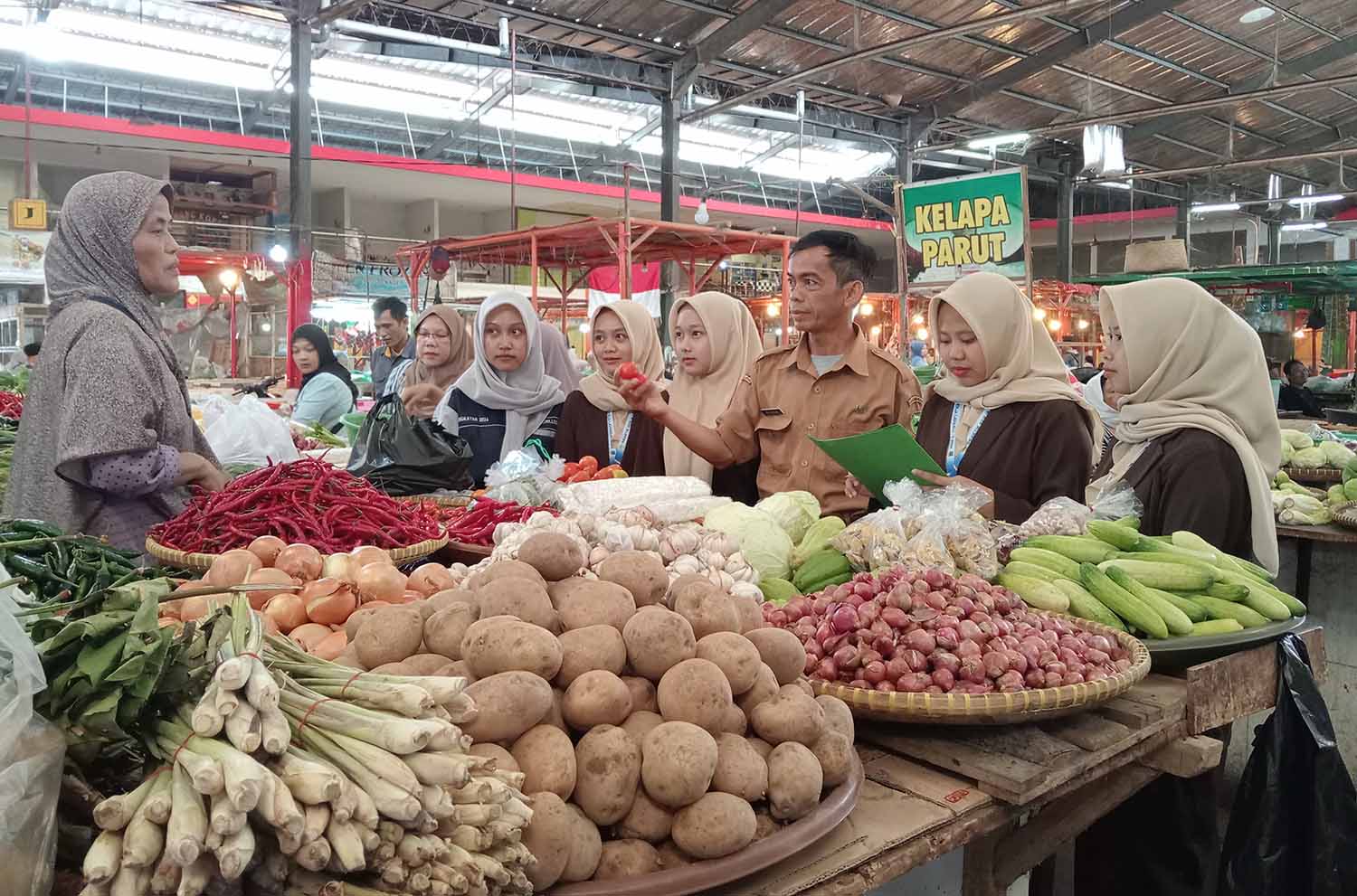 Hujan Mulai Turun, Harga Tomat Kuningan Naik Drastis