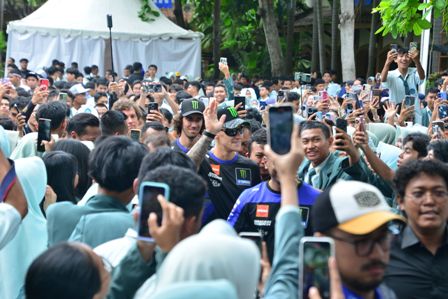 Heboh, Ratusan Pelajar Mataram Meet & Greet dengan Duo Monster Energy Yamaha MotoGP !