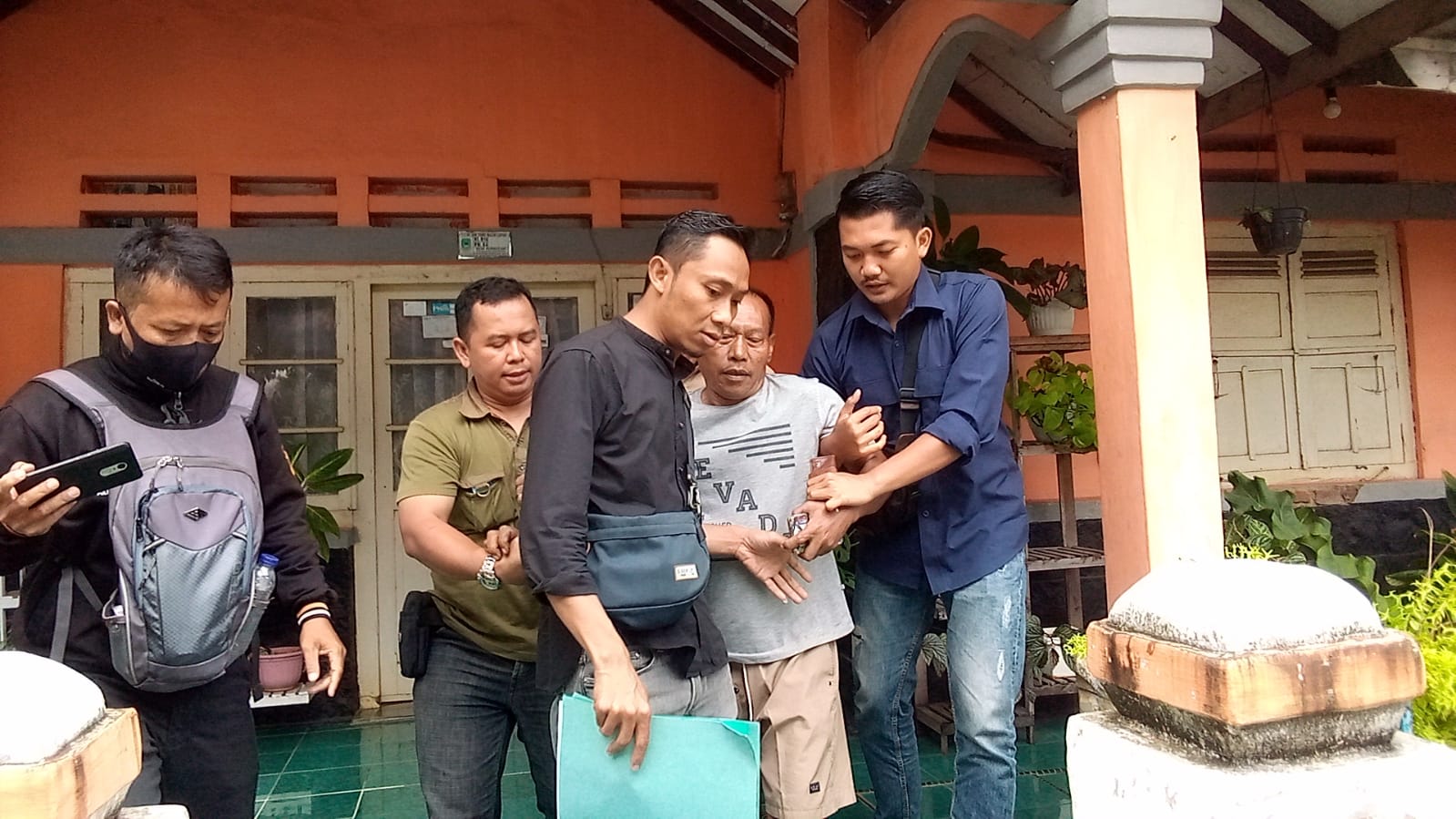 Dukun Cabul Nyerah saat Ditangkap Polisi 