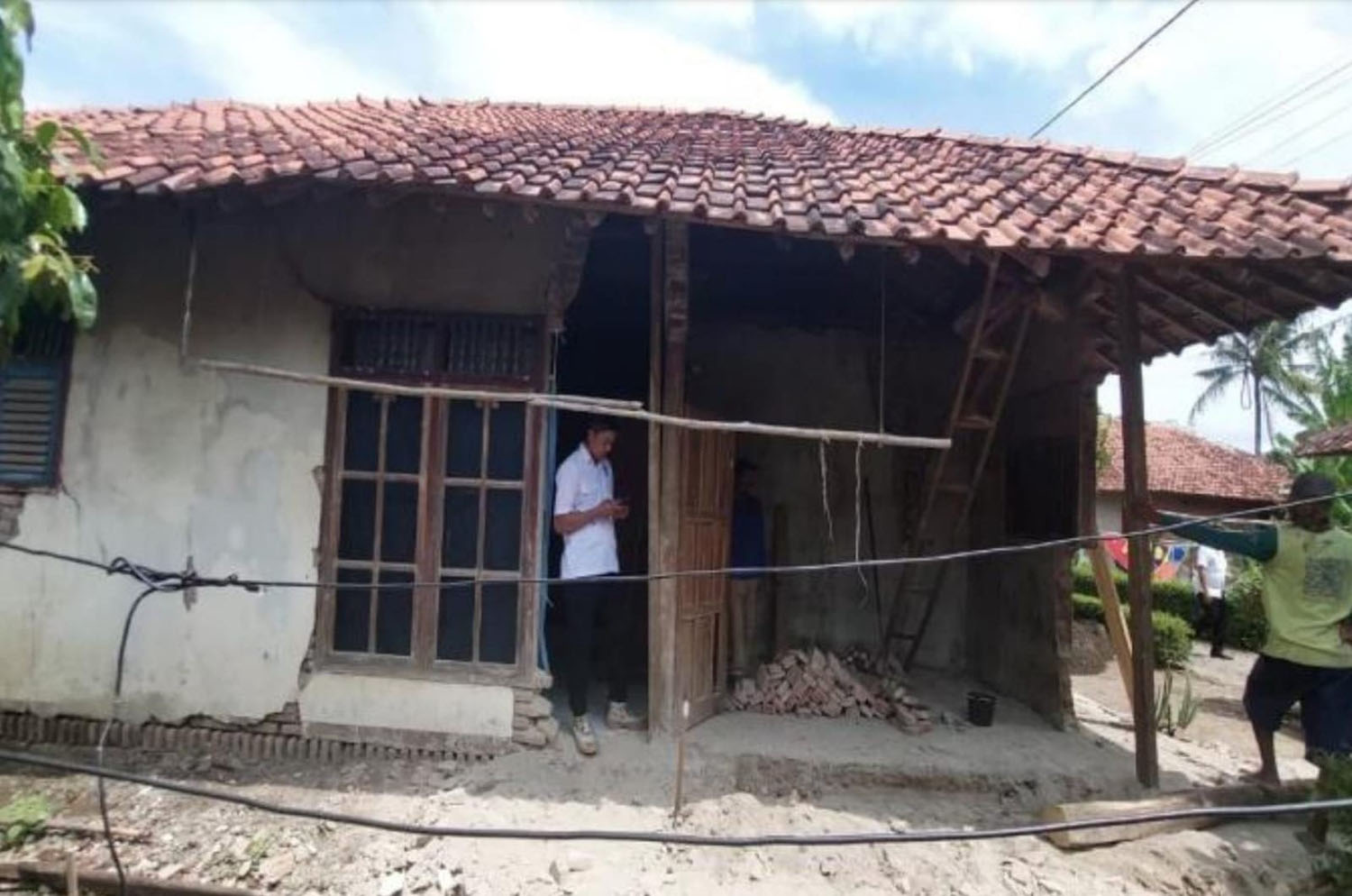 Angin Kencang Robohkan Rumah Warga Cibingbin