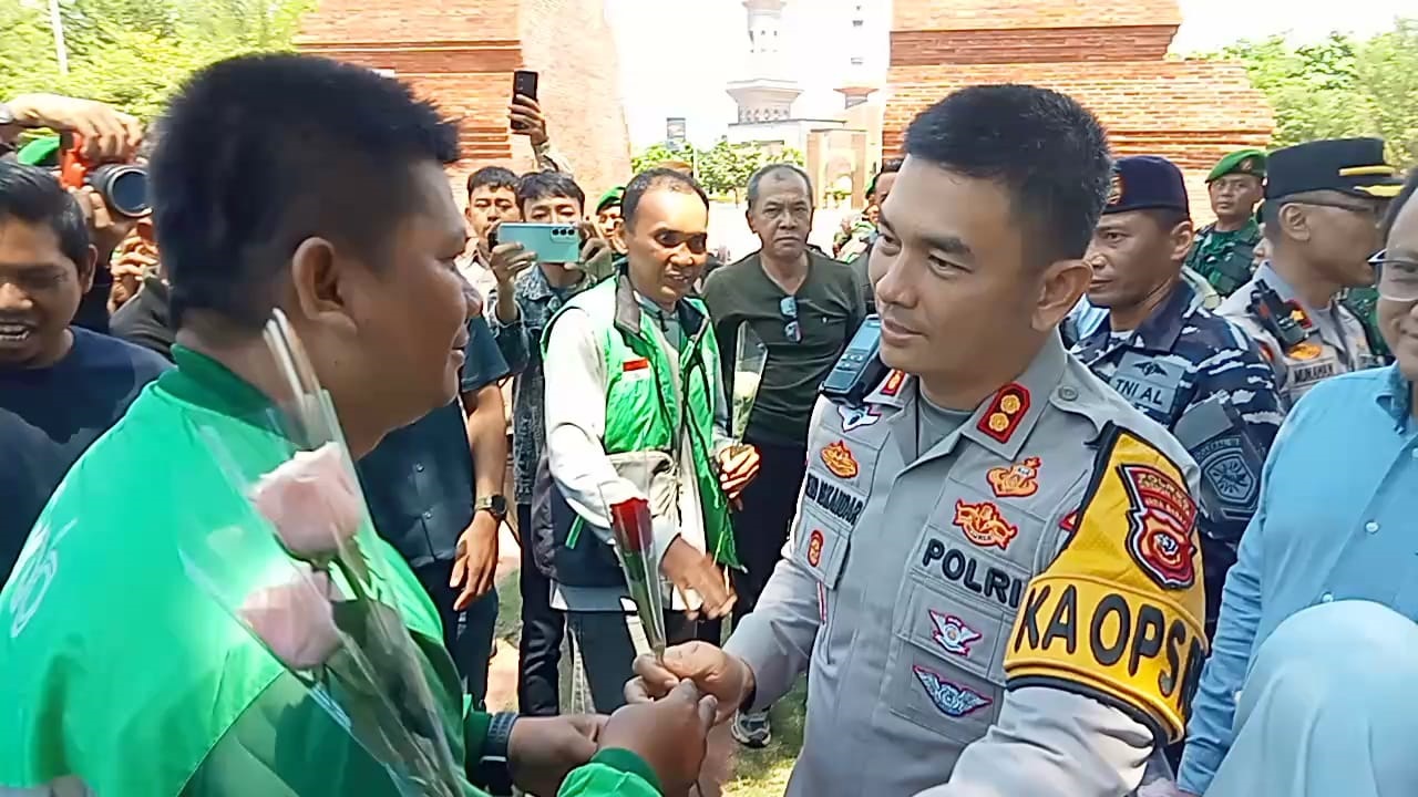 Petugas Sedang Bersiaga di Kota Cirebon Tiba-Tiba Didatangi Ojol, Ternyata...