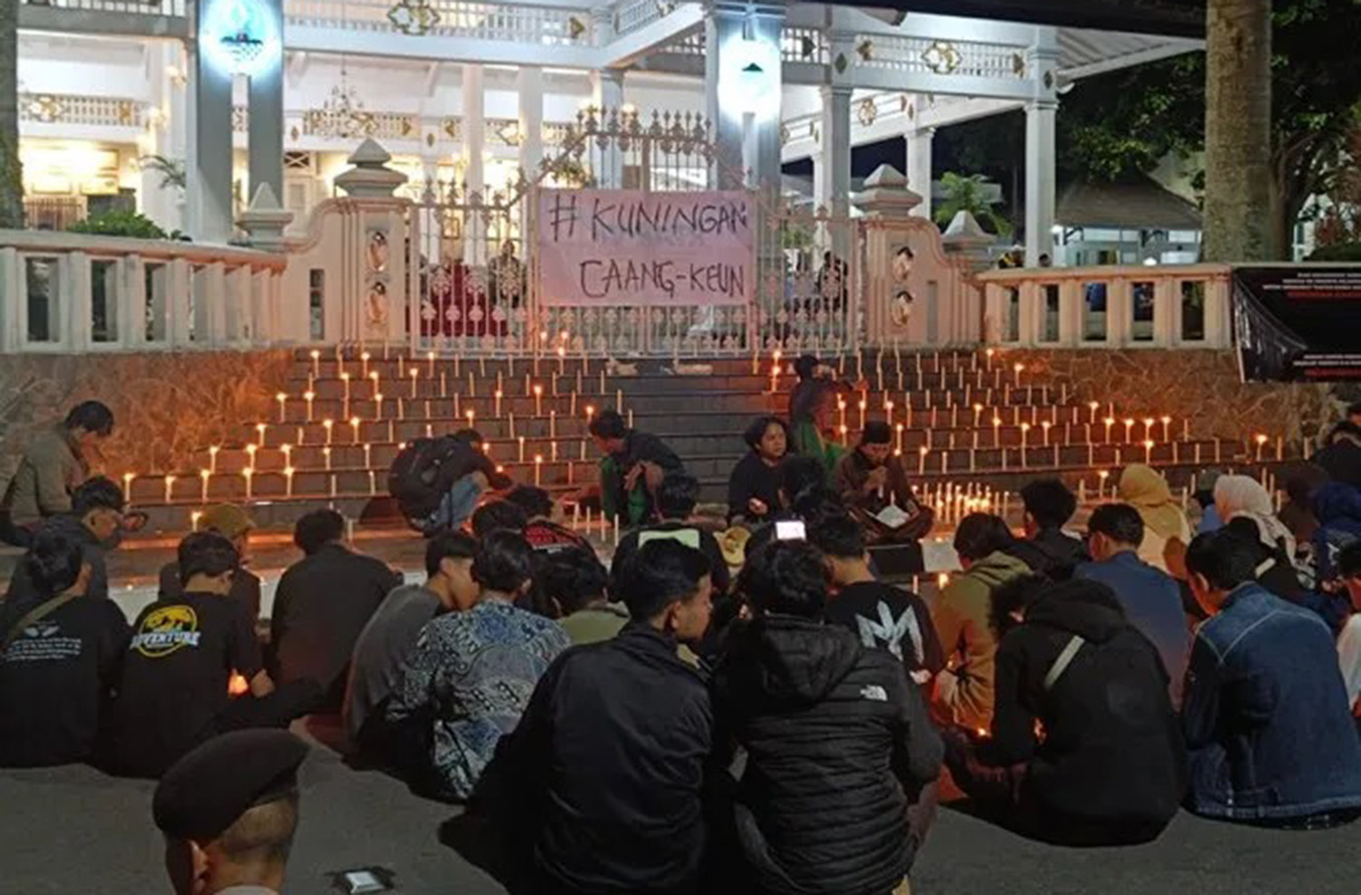 Simbol Harapan 'Kuningan Caang-keun' Lewat 1.000 Lilin