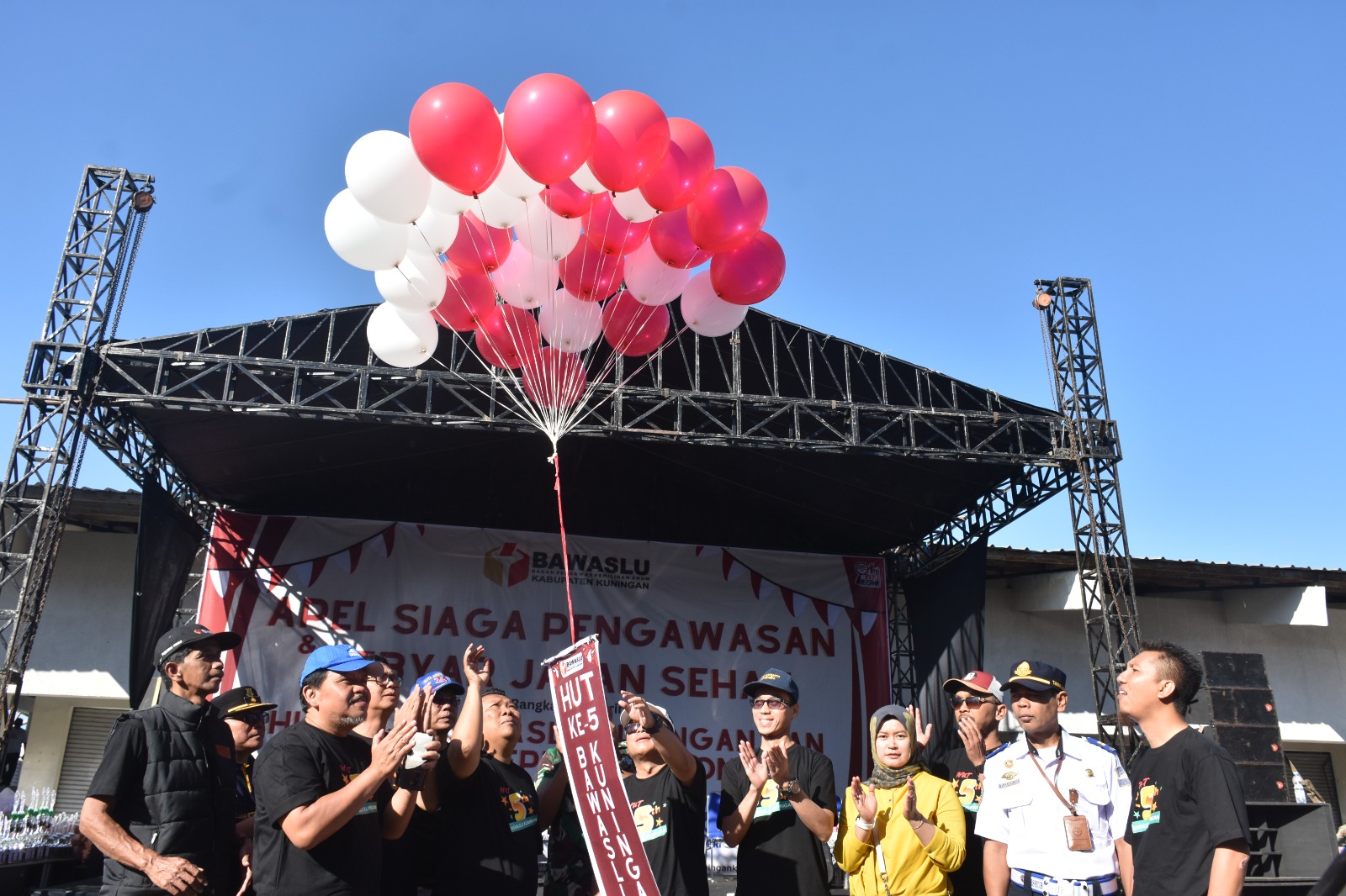 Calon Pj Bupati Kuningan Lepas Balon di Acara Apel Siaga Pengawasan dan Jalan Santai Bawaslu