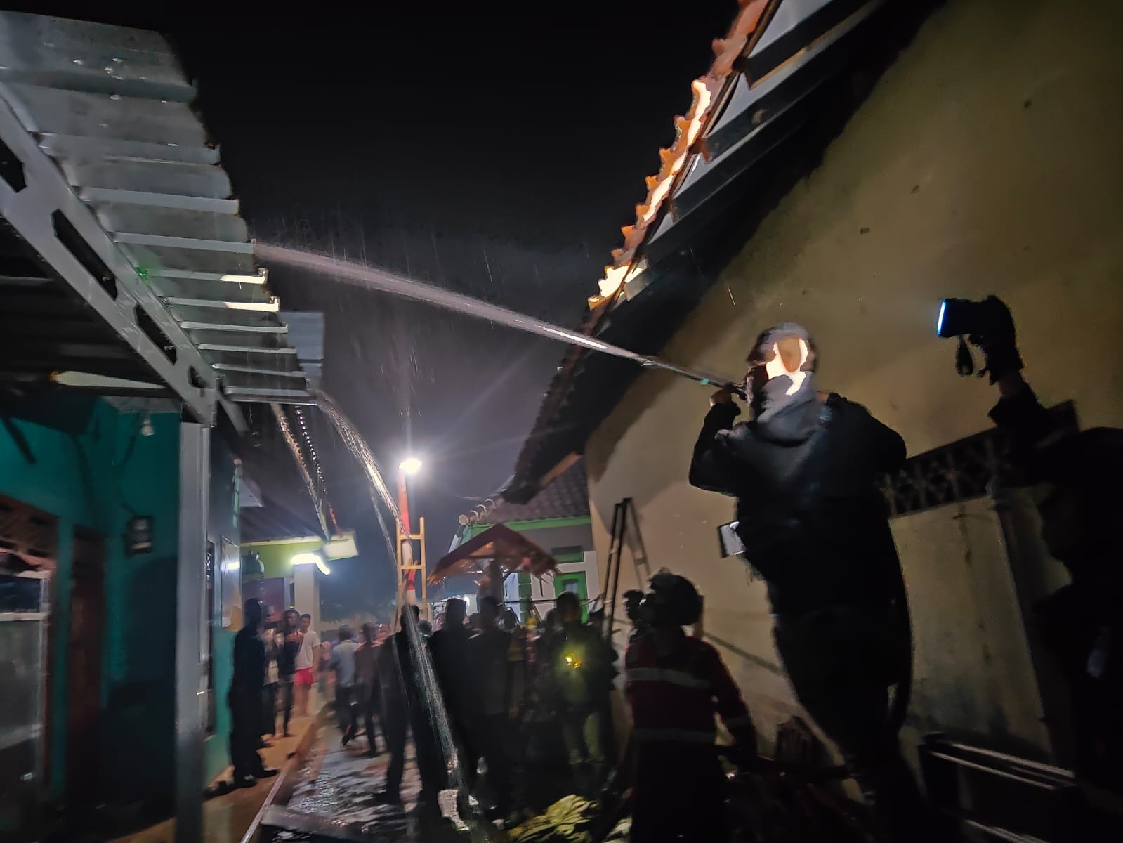 Rumah Terbakar di Desa Mekarmukti, Kabupaten Kuningan: Penghuni Selamat, Kerugian Mencapai Rp165 Juta