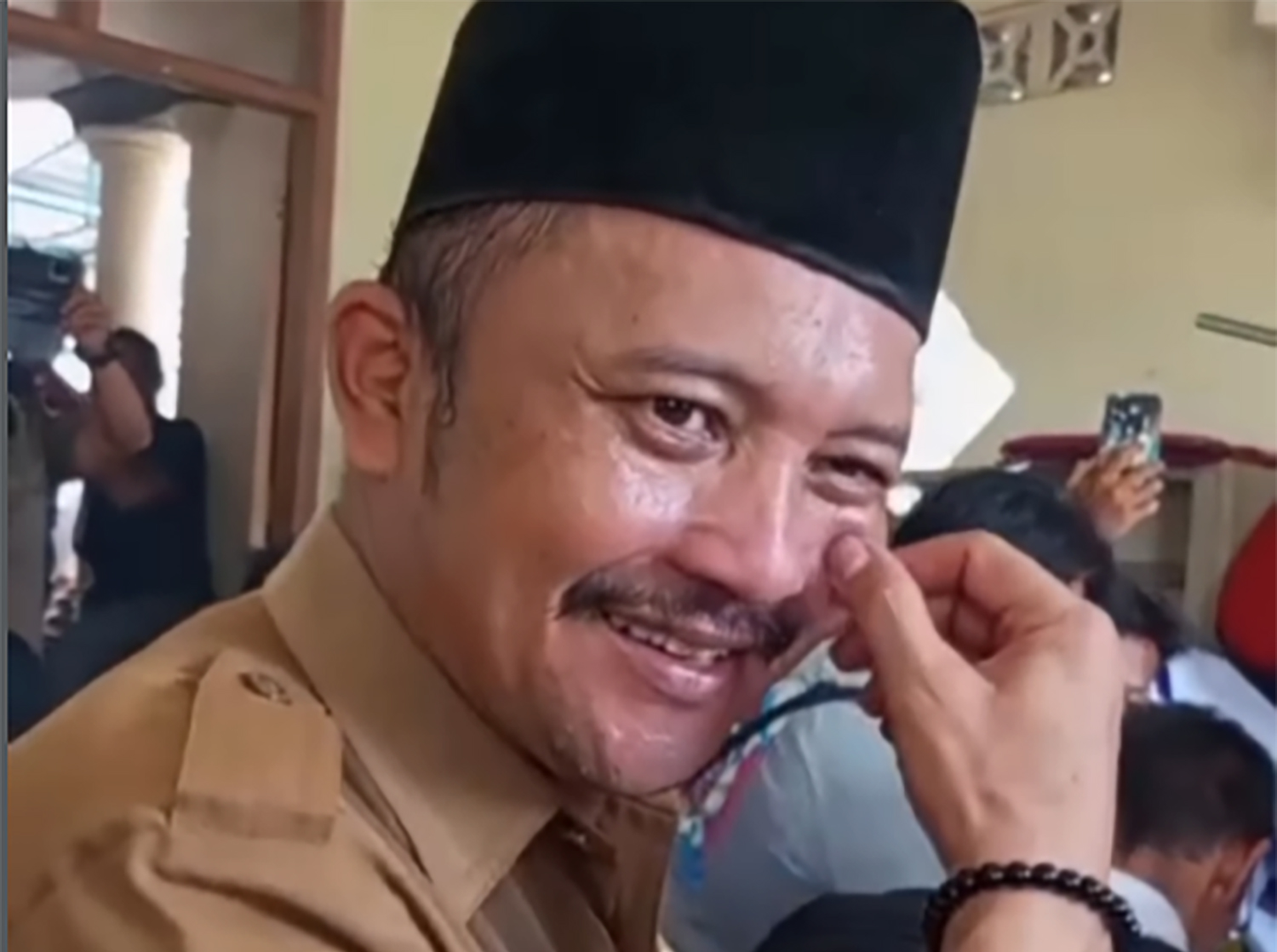 Kuwu Cihideung Hilir Dituntut Lengser, Perangkat Desa Ikutan Mundur