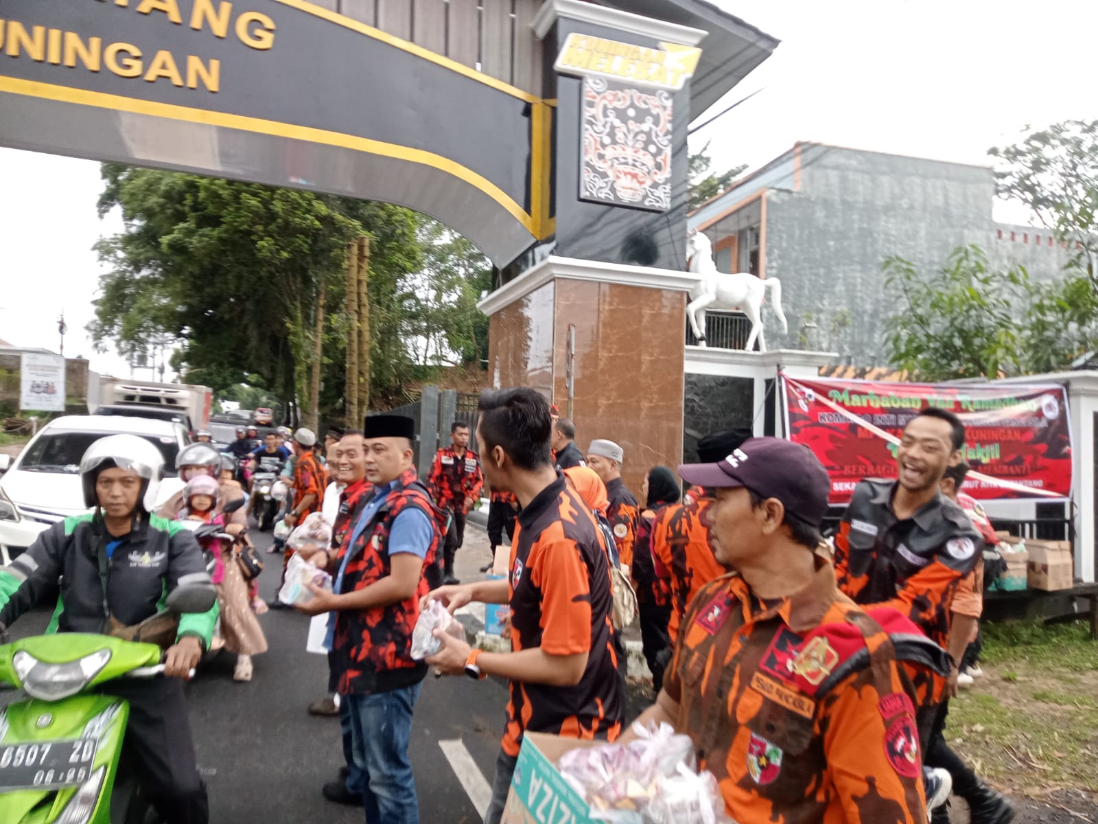 Ramadan Penuh Berkah, MPC Pemuda Pancasila Kuningan Turun ke Jalan, Bagikan 2.000 Takjil