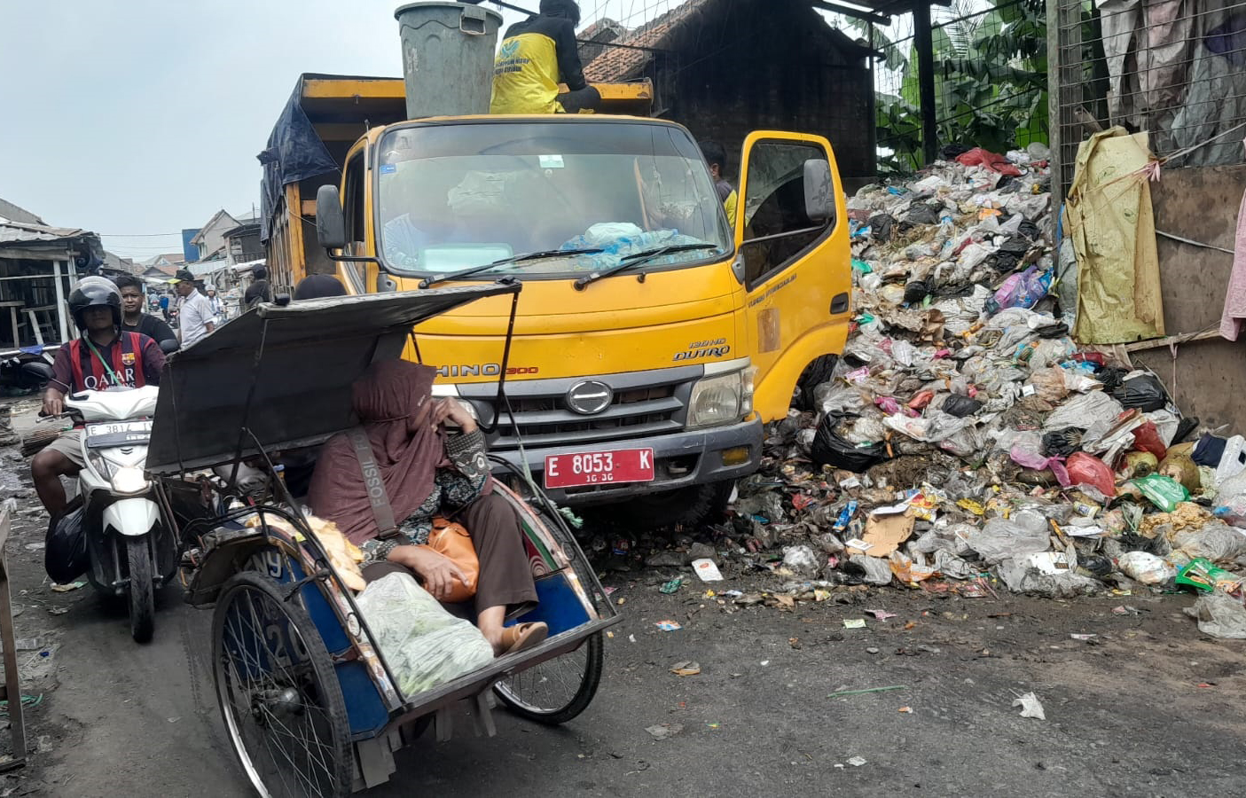 Sampah di TPS Pasar Minggu Palimanan Meluber ke Jalan, Picu Kemacetan