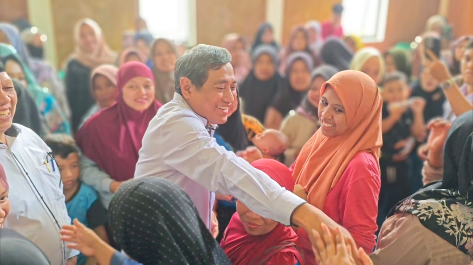 Rokhmat Ardiyan Salurkan 242 Beasiswa PIP untuk Pelajar Kuningan