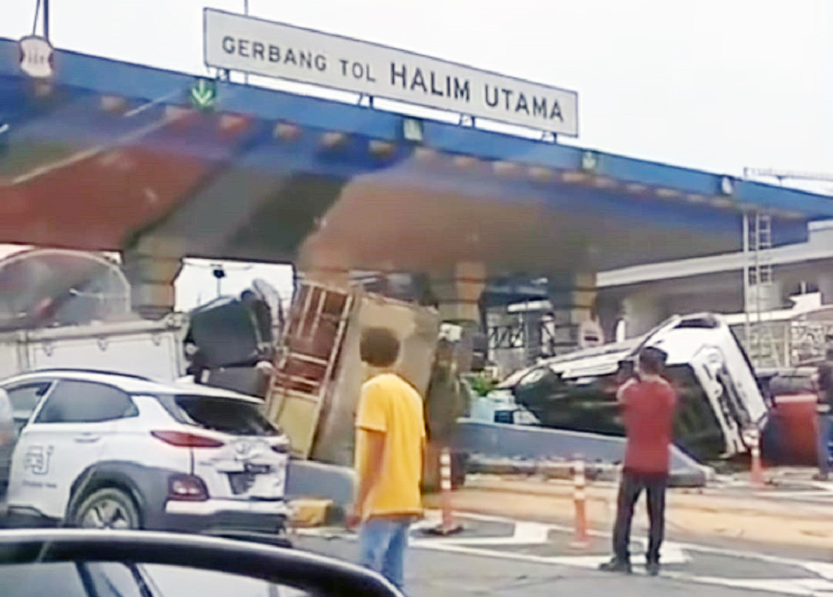 NGERI! Penampakan Kecelakaan di Gerbang Tol Halim Utama, Kendaraan Saling Tumpuk