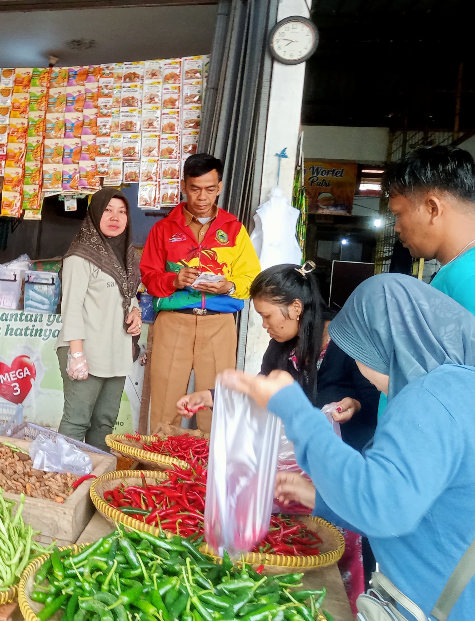 Update Harga Kebutuhan Pokok di Pasar Kepuh Kuningan, Timun dan Tomat Naik Kasta