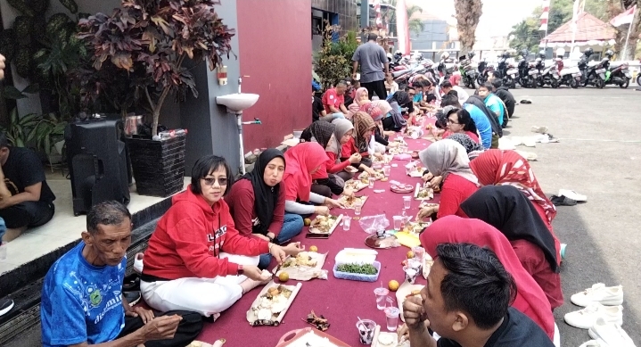 Rayakan Agustusan, Pegawai Diskominfo Kuningan Makan Lesehan Bareng, Menunya dari Rereongan Kabid