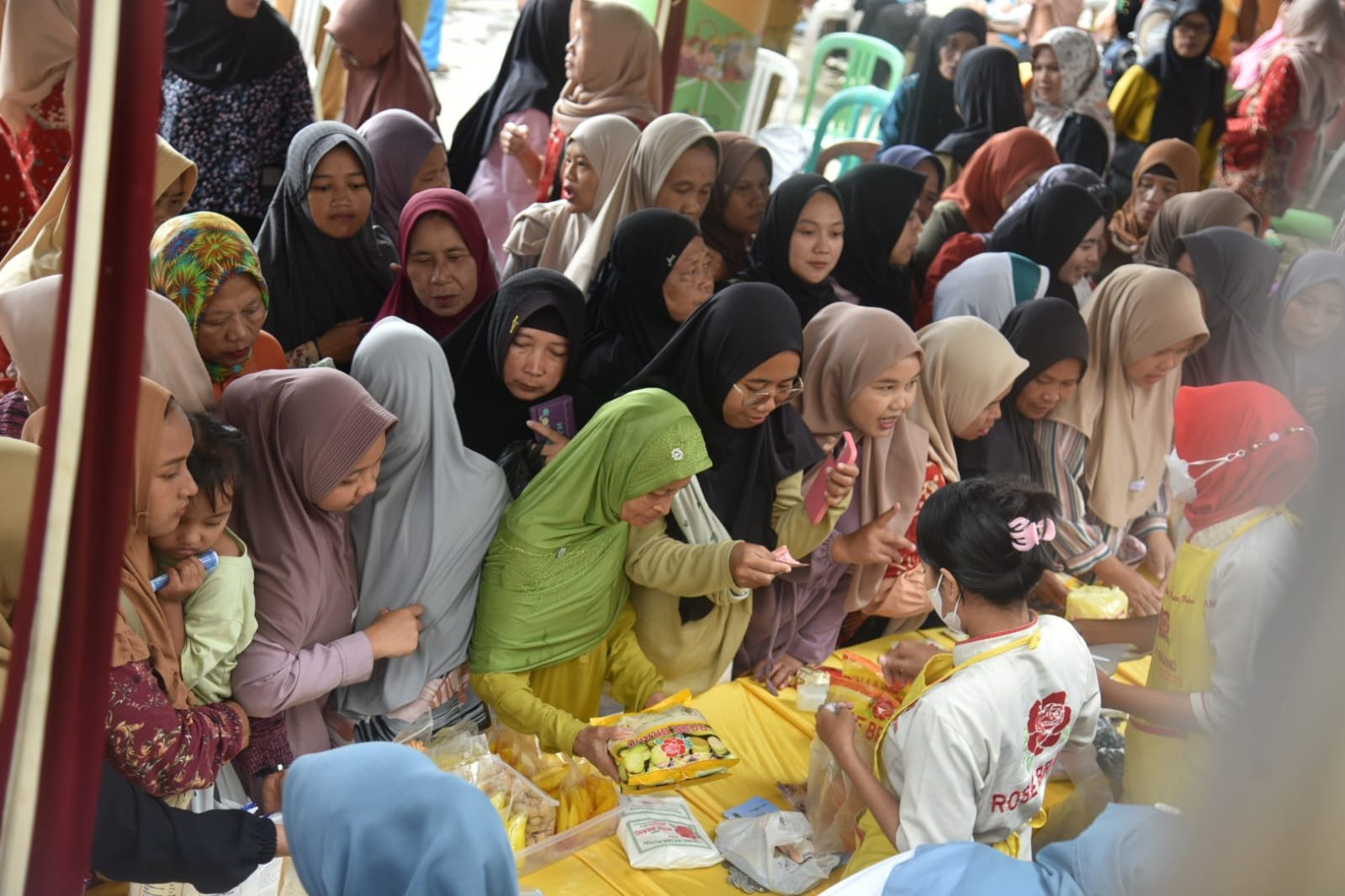 Giliran Warga Desa Tembong Borong Bahan Pokok Murah 