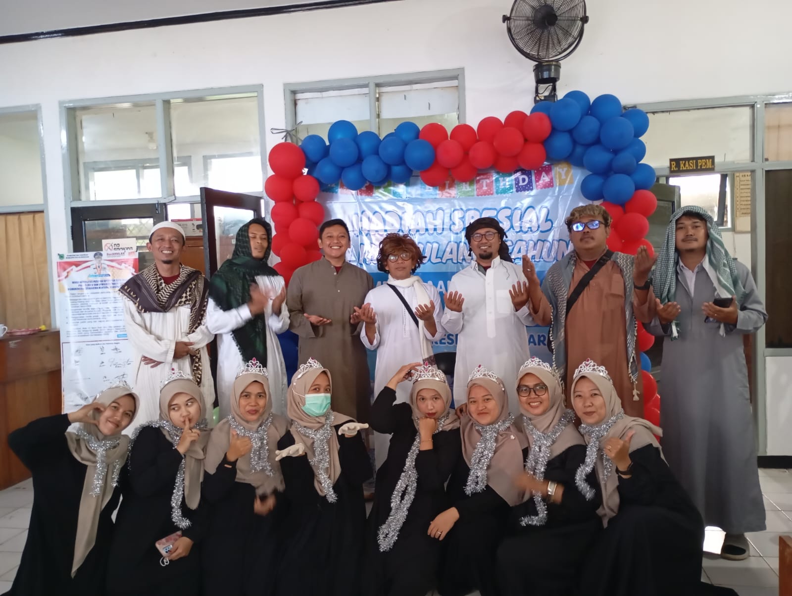 UNIK, Petugas Puskesmas Hantara Cosplay Arabian Hingga Pasien Bawa Hasil Bumi