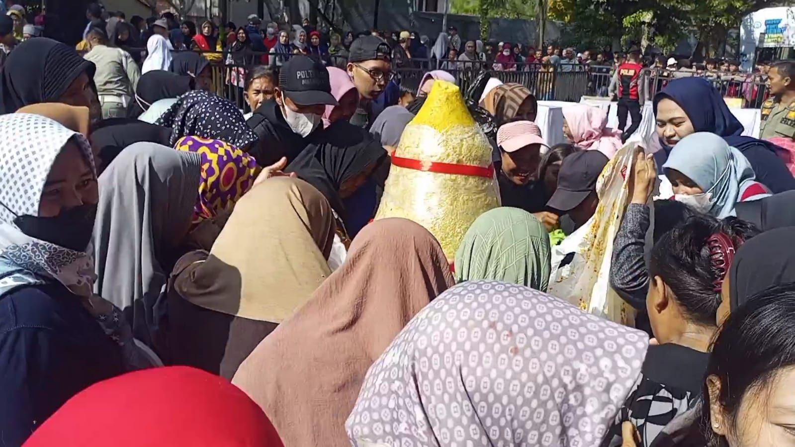 Masyarakat Berebut Tumpeng Babarit Hari Jadi Kuningan, Bentuk Rasa Syukur