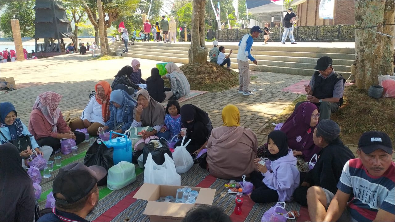 Berdarma Wisata ke Waduk Darma Kuningan, Makin Nikmat Sambil Makan Kepala Kambing Bertabur Sarundeng