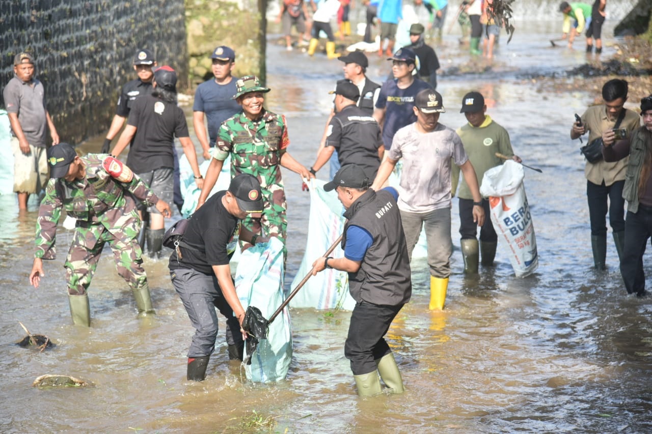 Siap Hadapi Musim Penghujan, Ramai-Ramai Bersihkan Sungai Citamba