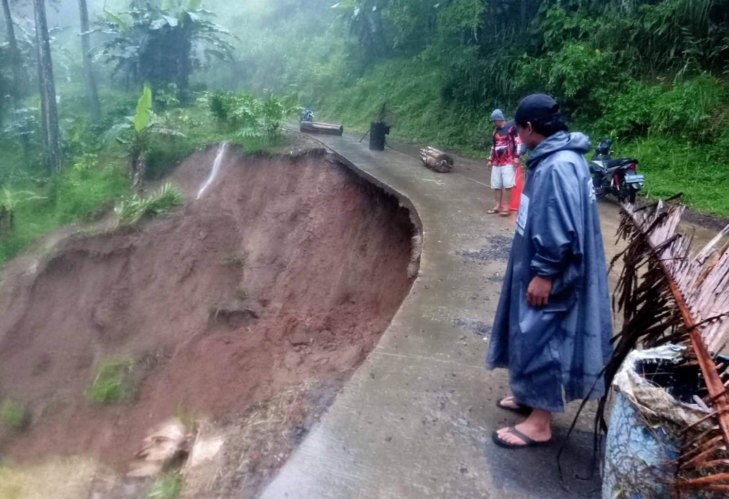 Tebing Longsor, Akses Utama Cilebak-Ciwaru Terancam Putus