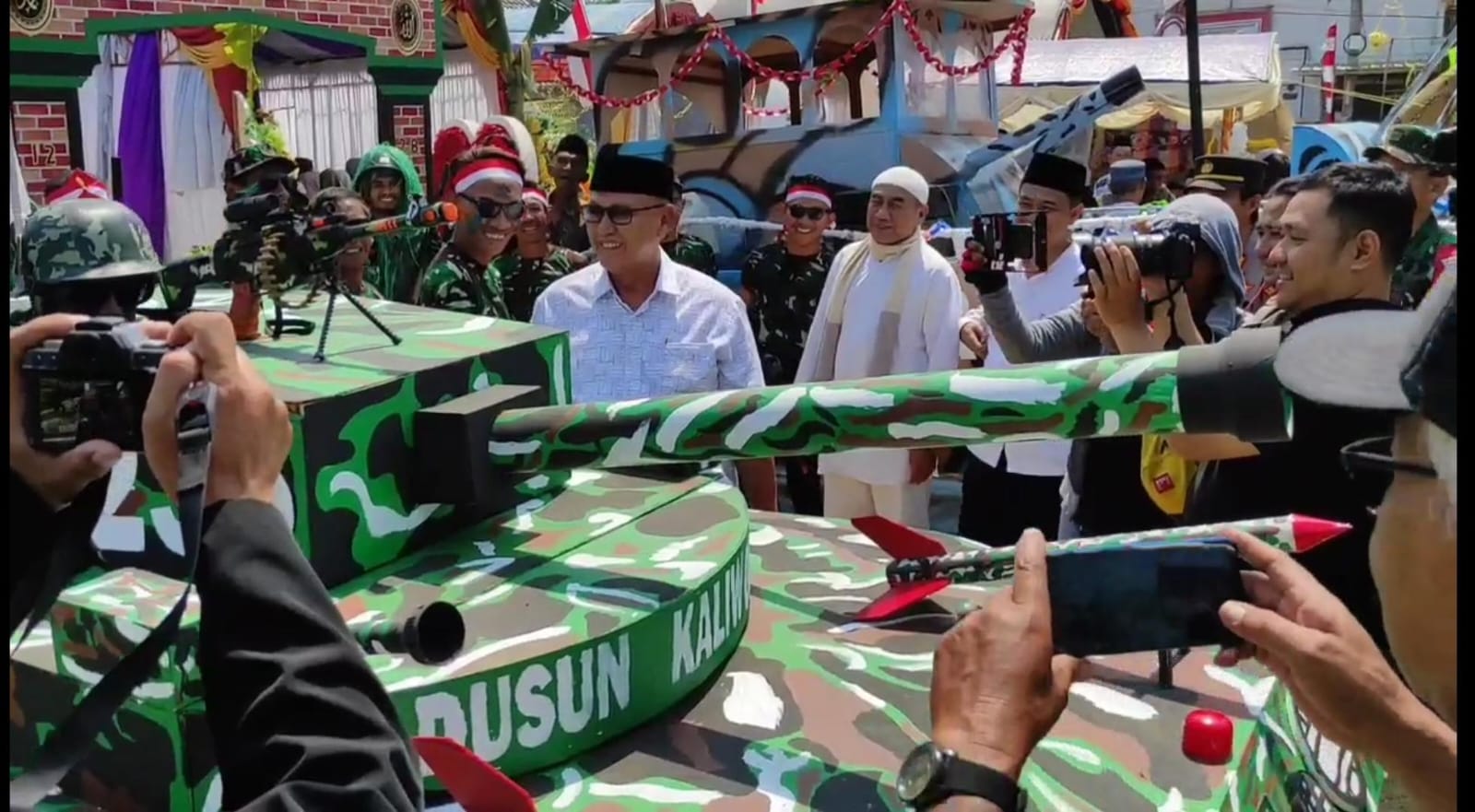 Meriahkan Maulid Nabi, Panjang Jimat  di Desa Pamulihan Kuningan Dikawal Tank dan Kapal Tempur  