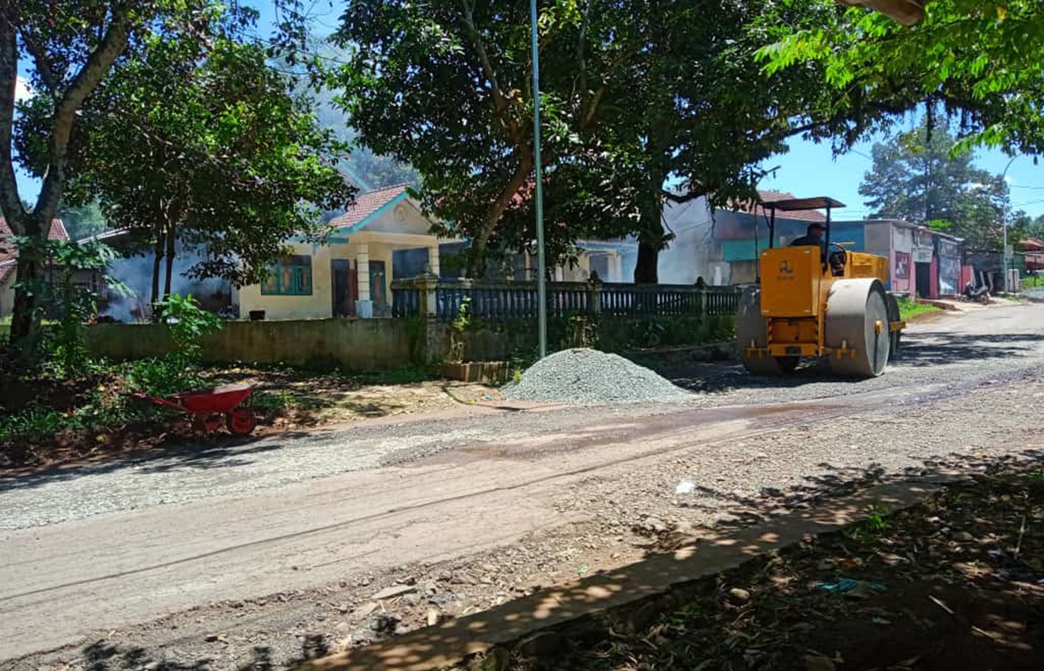 Bukan Betonisasi, Perbaikan Jalan Rusak di Kuningan Gunakan Hotmix
