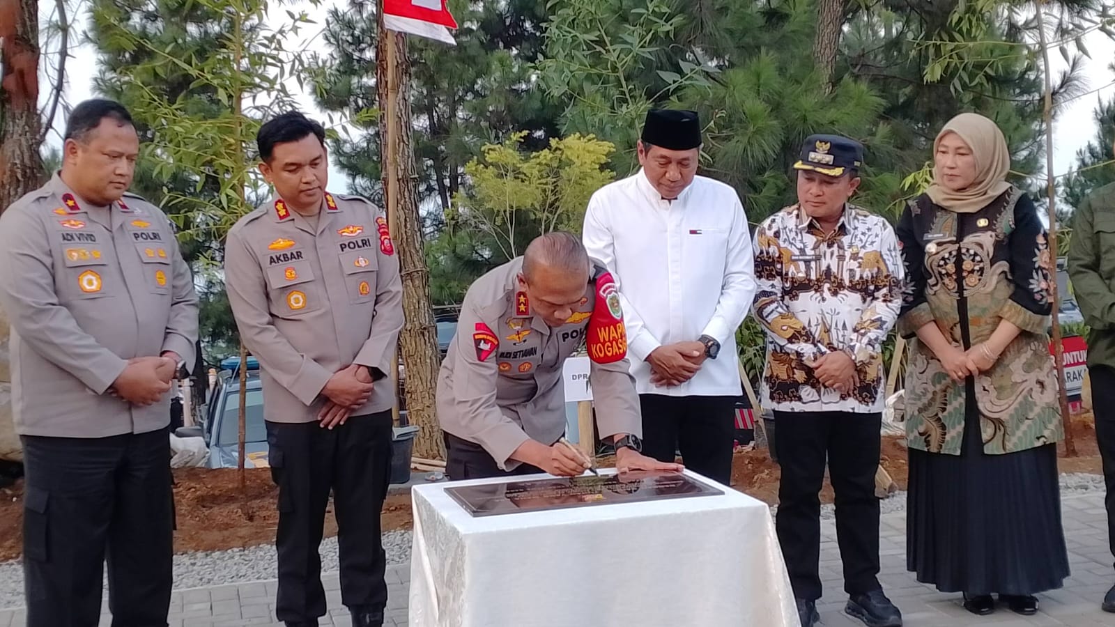 Kapolda Jabar Kunjungi Kuningan, Tanam Pohon dan Resmikan Pembangunan Masjid di Arunika