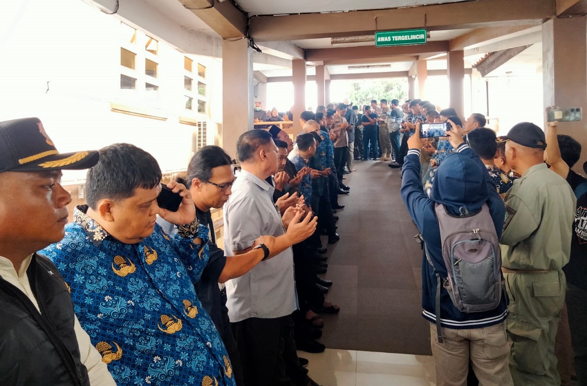 Acep Purnama Dikabarkan Kembali Kritis, Ratusan Warga Berdoa di Lorong Rumah Sakit