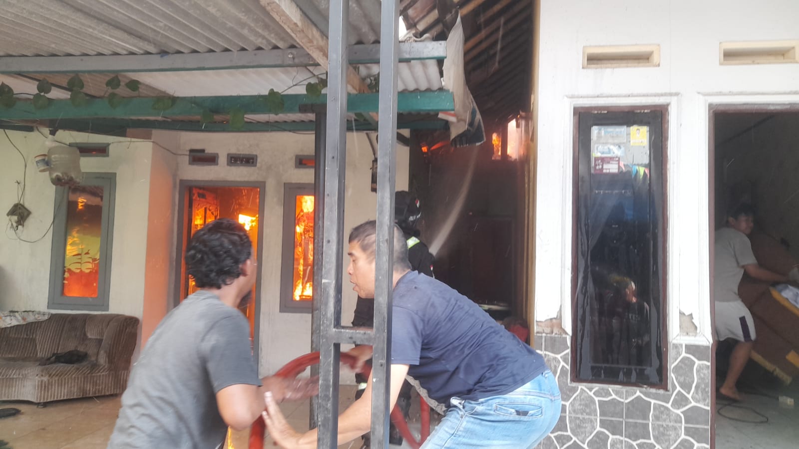 Satu Hari Tiga Rumah Terbakar di Ciporang, Kepala UPT Damkar Kuningan Sebut Diduga Konsleting Arus Listrik