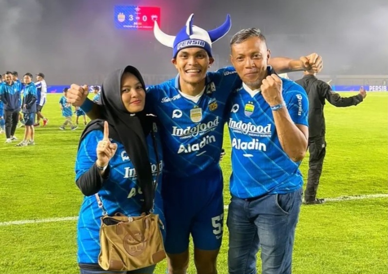 Bawa Persib Juara, Bobotoh Cantik dari Kuningan Ini Minta Rachmat Irianto Jangan Cepat Puas