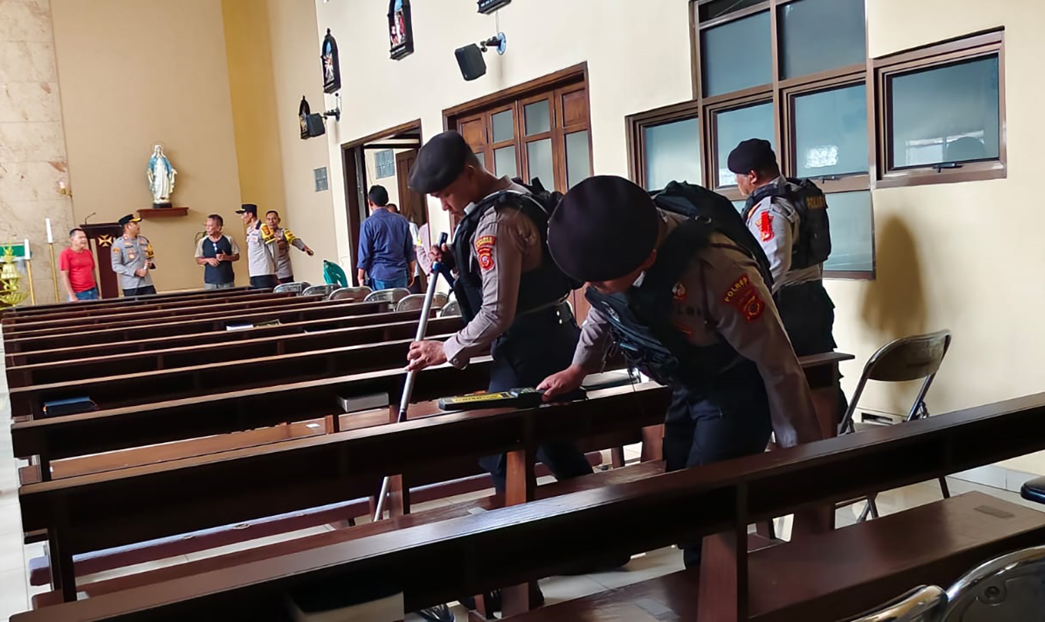 Polres Kuningan Sterilisasi Gereja, Pastikan Ibadah Berjalan Aman