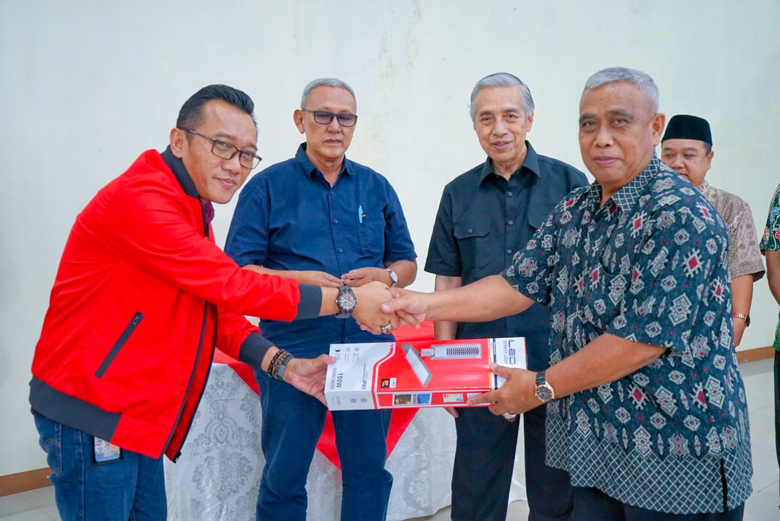 Momentum Bulang Bung Karno, Anggota DPR RI M Nurdin Temui Warga dan Serahkan Bantuan Puluhan Lampu PJU