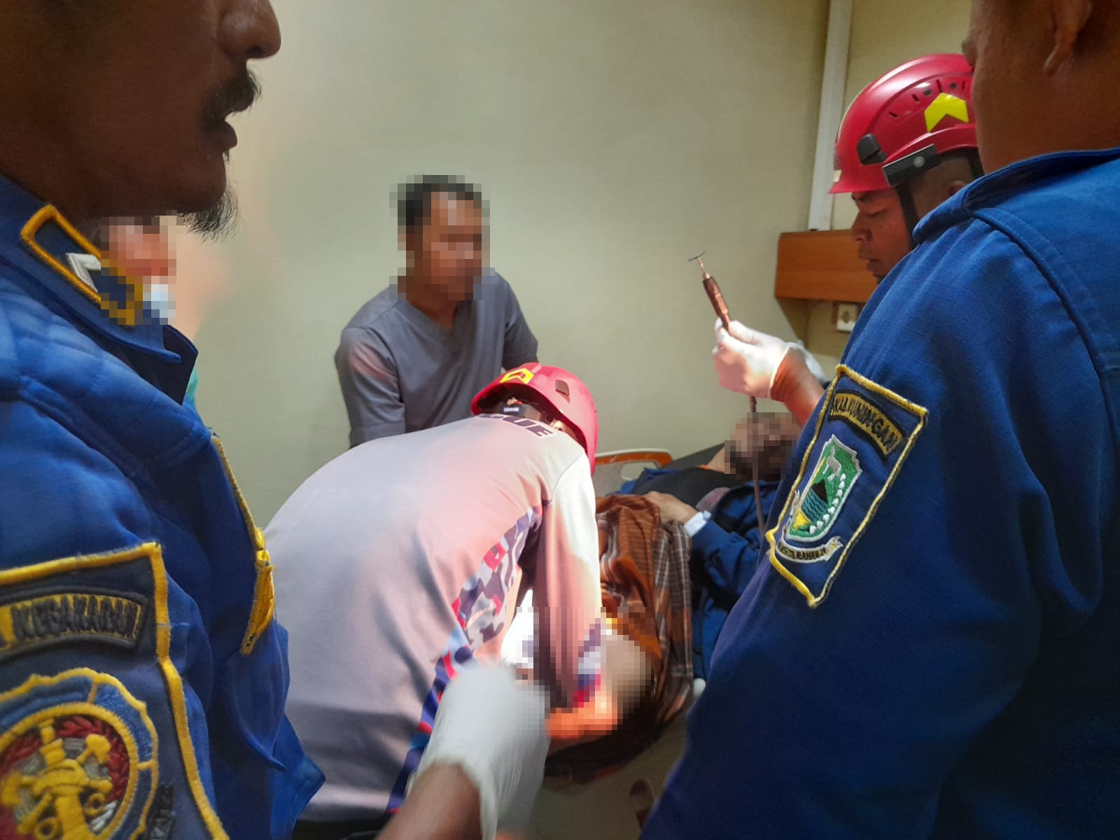 20 Menit yang Menentukan, Damkar Kuningan Berhasil Lepaskan Botol dari Alat Kelamin Korban